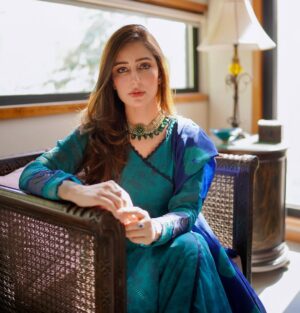 Sidra Niazi Instagram - #Eidday2 🦚 

👗 @chicophicial 
Jwelery @ayeshaccessories