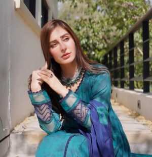 Sidra Niazi Instagram - #Eidday2 🦚 

👗 @chicophicial 
Jwelery @ayeshaccessories