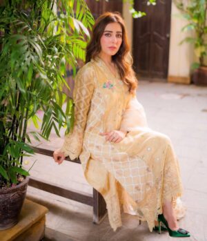 Sidra Niazi Instagram - Eid day 2 💛
Wearing @annusabrar 💫