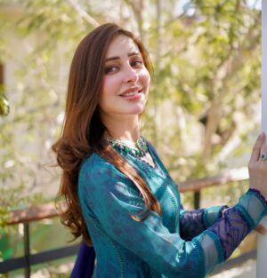 Sidra Niazi Instagram - #Eidday2 🦚 

👗 @chicophicial 
Jwelery @ayeshaccessories