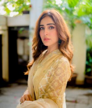 Sidra Niazi Instagram - Eid day 2 💛
Wearing @annusabrar 💫