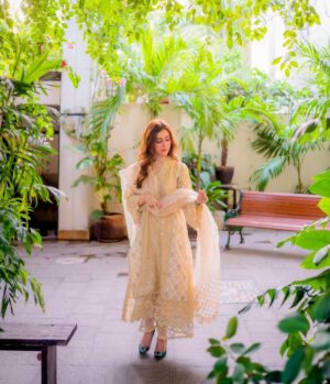Sidra Niazi Instagram - Eid day 2 💛
Wearing @annusabrar 💫