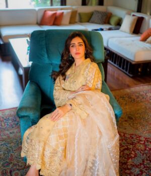 Sidra Niazi Instagram - Eid day 2 💛
Wearing @annusabrar 💫