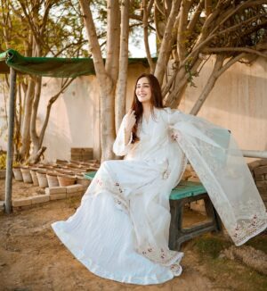 Sidra Niazi Instagram - 🕊️

Wearing my favourite @annusabrar 🤍