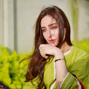 Sidra Niazi Instagram - 👗 @jugnulahore  @hussainrehar.official 🍃🌺