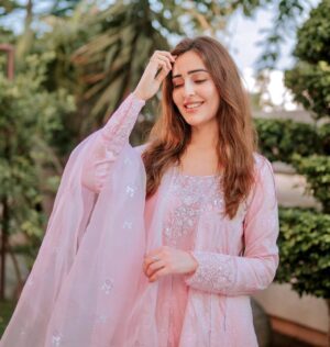 Sidra Niazi Instagram - Eid Mubarak 💗

Wearing @ansabjahangirstudio 💫