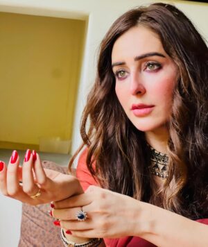 Sidra Niazi Instagram - Penni 🍂

#khushbumeinbasaykhat