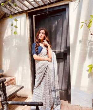 Sidra Niazi Instagram - Penni 🍂

#khushbumeinbasaykhat