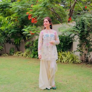 Sidra Niazi Instagram - Love this stunning outfit from @sammykdesigns new stardust collection 🤍