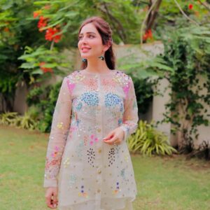Sidra Niazi Instagram - Love this stunning outfit from @sammykdesigns new stardust collection 🤍