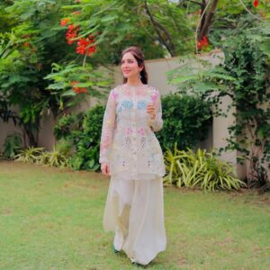 Sidra Niazi Instagram - Love this stunning outfit from @sammykdesigns new stardust collection 🤍