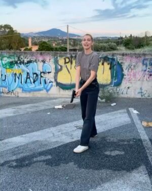 Silvia Mazzieri Instagram - Ecco alcuni momenti del set per voi❤️ 
Vi aspettiamo questa stasera alle 21.20 su canale 5 con la prima puntata della serie “Le onde del passato” con un gruppo meraviglioso ❤️
Ps ho portato anche mio papà sul set 😍
#annavalle @giuliomanfredonia67 @ferri.irene @faustosciarappa @eneabarozzi_ @fiorenzapieri @sergioalbelli @mariasolemansutti @mrosrusso @elisadieusanio @andreatarulloso @goffredomariabruno @fedecitarella @manuelgallese @margotnadam @emmavivalenti @emmascalzona @hifreak #andreatidona #mauriziodonadoni  @alessandravenzi @rosarioadaldo__hairstylist @fulviatellone @martafantozz @tromanoff61 @lucacapuanofficial @massimilianovado @federicaff___ @banijaystudios @fiction_mediaset @mediasetinfinity @canale5 @ttagency_new @serena.quattrocchi @onair_agency