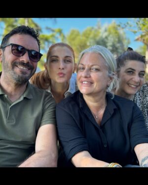 Silvia Mazzieri Instagram - Ecco alcuni momenti del set per voi❤️ 
Vi aspettiamo questa stasera alle 21.20 su canale 5 con la prima puntata della serie “Le onde del passato” con un gruppo meraviglioso ❤️
Ps ho portato anche mio papà sul set 😍
#annavalle @giuliomanfredonia67 @ferri.irene @faustosciarappa @eneabarozzi_ @fiorenzapieri @sergioalbelli @mariasolemansutti @mrosrusso @elisadieusanio @andreatarulloso @goffredomariabruno @fedecitarella @manuelgallese @margotnadam @emmavivalenti @emmascalzona @hifreak #andreatidona #mauriziodonadoni  @alessandravenzi @rosarioadaldo__hairstylist @fulviatellone @martafantozz @tromanoff61 @lucacapuanofficial @massimilianovado @federicaff___ @banijaystudios @fiction_mediaset @mediasetinfinity @canale5 @ttagency_new @serena.quattrocchi @onair_agency