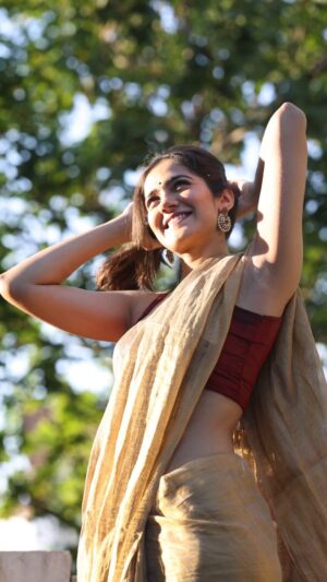 Simran Choudhary Instagram - Sun’s out, six yards out ✨

Shot by @pranav.foto 🤍
Wearing @houseofnaaree 💌
.
.
#saree #indiansummer #trending #simranchoudhary #goldenhour