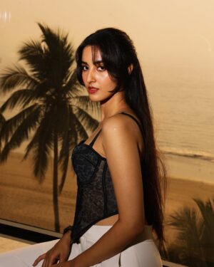 Simrat Kaur Instagram - Digital scrapbook 🤍

Styled by @naahid4 @nayaabshaikhh 
Clicked by @by.manish
Hair by @mamta_singh06
Makeup by @nitinlotlikar4