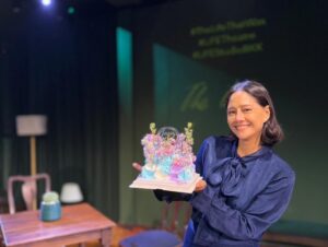 Sinjai Plengpanich Instagram - 21 มกราคม 2568….ฉลองวัยวันที่ล่วงเลยณ life studiobkk กับทีมละครเวที The life that was อบอุ่นมากค่ะที่ได้ฉลองวันเกิดในวันที่ยังมีงานที่เรารักให้เราได้โอบกอดมันไว้  ขอบคุณนะคะ🙏😘😍🎂