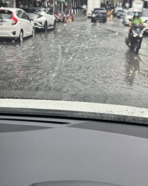 Sinjai Plengpanich Instagram - ฝนตกลงมาโครมเดียว ก็ท่วมไปเลยซิคะ ถนนแจ้งวัฒนะและในเมืองทองฯ #สวัสดีวันศุกร์