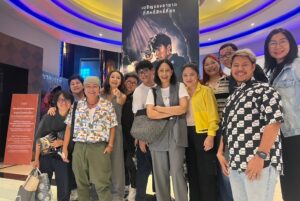 Sinjai Plengpanich Instagram - รอบบ่าย2วันนี้ fcนัดกันเหมารอบดูกันแบบใกล้ชิด หนังจบก็พูดคุยพร้อมเล่นเกมกันสนุกสนาน 😍🙏🥳 ขอบคุณทุกการsupport ของทุกคนนะคะ #นาคบรรพ์  #นาคบรรพ์รอบแฟนคลับ