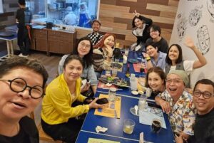 Sinjai Plengpanich Instagram - รอบบ่าย2วันนี้ fcนัดกันเหมารอบดูกันแบบใกล้ชิด หนังจบก็พูดคุยพร้อมเล่นเกมกันสนุกสนาน 😍🙏🥳 ขอบคุณทุกการsupport ของทุกคนนะคะ #นาคบรรพ์  #นาคบรรพ์รอบแฟนคลับ