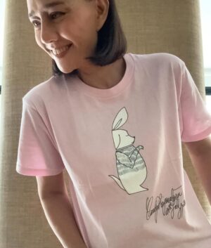 Sinjai Plengpanich Instagram - พี่ดี้ ม.ล.รจนาธร ณ สงขลา 
ออกแบบเสื้อยืดสำหรับมูลนิธิรจนาธร เพื่อนำเงินบริจาคไปมอบเป็นทุนการศึกษาแก่นักเรียนที่ขาดแคลนทุนทรัพย์ด้านศิลปะ…..
หากท่านใดสนใจร่วมทำบุญ ตาม IGนี้ได้เลยนะคะ 🙏☺️ @rojanatorn.foundation 
#RojanatornFoundation