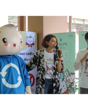 Siraphan Wattanajinda Instagram - เธอเปลี่ยนชีวิตฉัน … เราเปลี่ยนโลกด้วยกัน 💚🌏 ขอบคุณที่เปลี่ยนให้นุ่นจากการใช้ชีวิตแต่ละวันช่างธรรมดา ให้มีคุณค่ามากขึ้นนะกู๋ท็อป  เธอคือ idol ของฉันนะ  วันที่เธอเลือกที่จะทำเพื่อโลก  มีแต่คนสงสัยหรือกังวลว่าจะทำได้เหรอ  แต่เธอก็ยังยืนหยัดกับสิ่งนี้มาตลอด ถึงแม้ระยะทางจะทุลักทุเล เธอก็ยังเดินต่อ  เกือบ 17 ปีแล้วเนาะ เส้นทางมันนาน จนฉันคิดว่าเราก็ถึกเหมือนกันเนาะ 
.
เนื่องในวันคล้ายวันเกิดของเธอ( กู๋ท็อป ) ขอให้เธอมีกำลังในการเดินต่อไปนะ  ไม่ว่าเส้นทางมันจะเลี้ยวไปทางไหน เธอจะมีฉันเสมออออออ 
.
จากแม่สาวถึกของเธอ 💚
.
Happy Birthday @toppipat 
.
ปล. หรือเธอจะเกิดมาเพื่อทำภารกิจนี้นะ มันช่างตรงกันเหลือเกิน วันนี้ก็เป็นวัน  #worldrecyclingday  หวยเลข 18 ต้องมาแน่ๆ 😎