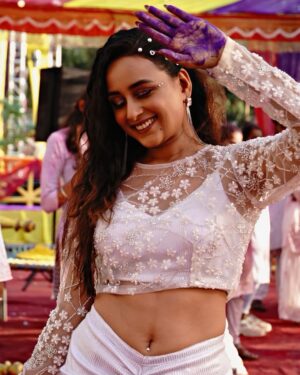 Sneha Jain Instagram - You got nothing to lose but only shades of happiness to share..Happy Holi 🎨
.
.
.
#holi2025 #happyholi #holicelebration #holivibes #holidayfun