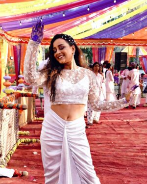 Sneha Jain Instagram - You got nothing to lose but only shades of happiness to share..Happy Holi 🎨
.
.
.
#holi2025 #happyholi #holicelebration #holivibes #holidayfun