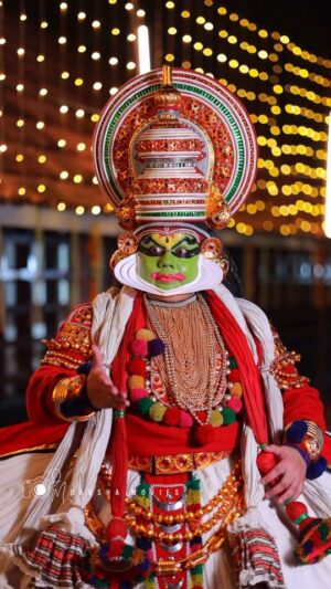 Sneha Sreekumar Instagram - Getting ready for Kathakali performance ❤️ 
📷 @shijoydakshamovies
#kathakali #kathakaliartist #temple #templeutsavam #utsavam #kathakalisctor #duryodhanavadham #kerala #keralaarts