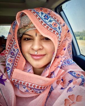 Sneha Wagh Instagram - Vrindavan Ki Holi ……. 💝
Cheerjeevo Hori Ke Rasiya Shri RadhaRaman ……. 🪷
.
.
.
.
.
.
.
#vrindavan #brajdham #brajkiholi #shriradharaman #radharaman #radheradhe #radheshyam #krishna #radha #holi #hori #snehawagh #sarangesneha