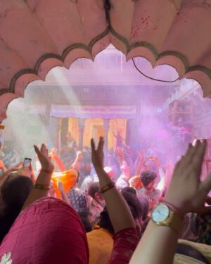 Sneha Wagh Instagram - Vrindavan Ki Holi ……. 💝
Cheerjeevo Hori Ke Rasiya Shri RadhaRaman ……. 🪷
.
.
.
.
.
.
.
#vrindavan #brajdham #brajkiholi #shriradharaman #radharaman #radheradhe #radheshyam #krishna #radha #holi #hori #snehawagh #sarangesneha