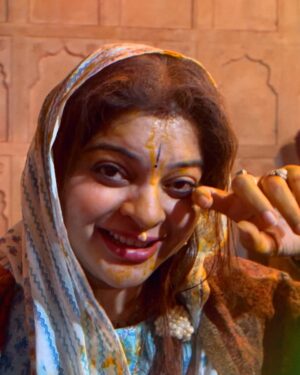 Sneha Wagh Instagram - Aisi Aayi Pichkaari Thakurji Ke Yahaan Se , Ke Seedhe Kesar Chandan Ka Gaudiya Tilak Banaa Diya Maathe Par 🫠
.
.
.
[ Shri RadhaRaman Ju , Vrindavan Ki Holi , Sneha Wagh , Shri Radhe Shyam ]
.
.
.
#holi #horikerasiya #shriradharaman #shriradharamanlalju #radharaman #radheradhe #shriradhe #radheshyam #vrindavan #snehawagh #sarangesneha