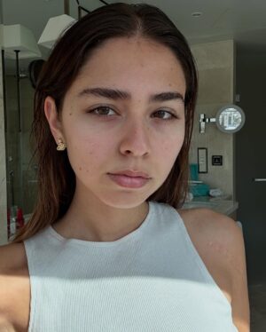 Sofia Barbosa Instagram - rolo de câmara de uma pessoa normal 🦆

1. fiz esta makeup gira 90s e fiquei orgulhosa 
2. é o meu antes 😔✊🏻 
3. estava a ver no comboio se a maquilhagem tava gira mas percebi que o problema era só a cara de sono 
4.nunca encontro nada giro em 2a mão 
5. por milagre, desta vez encontrei 🧥
6. peço fotografias e depois fico envergonhada 
7. exatamente igual ao ponto 6 
8. saudades da minha família 
9. saudades do Porto :( 
10. eu nas compras do mês a evitar ir buscar as coisas todas que tinha na lista 
11. cute 
12. apanhei a molha da minha vida