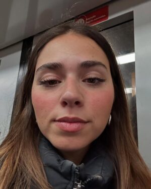 Sofia Barbosa Instagram - rolo de câmara de uma pessoa normal 🦆

1. fiz esta makeup gira 90s e fiquei orgulhosa 
2. é o meu antes 😔✊🏻 
3. estava a ver no comboio se a maquilhagem tava gira mas percebi que o problema era só a cara de sono 
4.nunca encontro nada giro em 2a mão 
5. por milagre, desta vez encontrei 🧥
6. peço fotografias e depois fico envergonhada 
7. exatamente igual ao ponto 6 
8. saudades da minha família 
9. saudades do Porto :( 
10. eu nas compras do mês a evitar ir buscar as coisas todas que tinha na lista 
11. cute 
12. apanhei a molha da minha vida