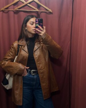 Sofia Barbosa Instagram - rolo de câmara de uma pessoa normal 🦆

1. fiz esta makeup gira 90s e fiquei orgulhosa 
2. é o meu antes 😔✊🏻 
3. estava a ver no comboio se a maquilhagem tava gira mas percebi que o problema era só a cara de sono 
4.nunca encontro nada giro em 2a mão 
5. por milagre, desta vez encontrei 🧥
6. peço fotografias e depois fico envergonhada 
7. exatamente igual ao ponto 6 
8. saudades da minha família 
9. saudades do Porto :( 
10. eu nas compras do mês a evitar ir buscar as coisas todas que tinha na lista 
11. cute 
12. apanhei a molha da minha vida