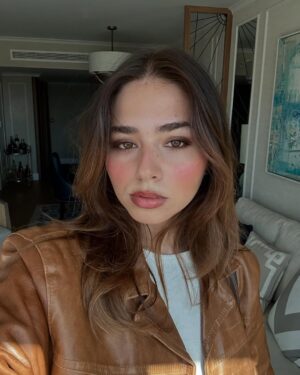 Sofia Barbosa Instagram - rolo de câmara de uma pessoa normal 🦆

1. fiz esta makeup gira 90s e fiquei orgulhosa 
2. é o meu antes 😔✊🏻 
3. estava a ver no comboio se a maquilhagem tava gira mas percebi que o problema era só a cara de sono 
4.nunca encontro nada giro em 2a mão 
5. por milagre, desta vez encontrei 🧥
6. peço fotografias e depois fico envergonhada 
7. exatamente igual ao ponto 6 
8. saudades da minha família 
9. saudades do Porto :( 
10. eu nas compras do mês a evitar ir buscar as coisas todas que tinha na lista 
11. cute 
12. apanhei a molha da minha vida