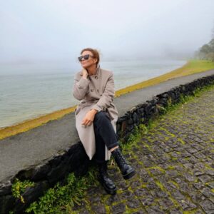 Sofia Cerveira Instagram - Viajar até São Miguel é mergulhar na natureza, onde o ar é puro e a brisa suave sussurra segredos da terra. E há sempre tanto para descobrir! Em cada curva do caminho, os pássaros cantam e as cores dançam sob a luz suave do sol. Parece que estamos num poema o tempo todo... porque é tudo uma beleza🌿🌿🌿 

Conseguimos viver a paz em cada respiração, a cada instante! E o melhor? Em família! Aqui, o tempo pára mesmo e conseguimos desfrutar de cada segundo ao máximo🙏

Desta vez, os meus lugares preferidos: Lagoa do Canário, Salto do Carneiro, Lagoa das Furnas, Parque Terra Nostra, Lagoa do Fogo, Pico das Camarinhas e Termas da Ferraria e todos os miradouros😍 A Lagoa das 7 Cidades é aquele clássico que nunca falha🏞

Muito obrigada @grandhotelacoresatlantico
por nos terem recebido tão bem e feito sentir em casa. Nos pequenos detalhes, nos sorrisos de toda a equipa, no serviço de excelência. Já cheios de saudades de todos❤️

Até (muito) breve!