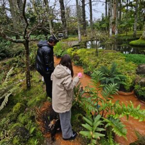 Sofia Cerveira Instagram - Viajar até São Miguel é mergulhar na natureza, onde o ar é puro e a brisa suave sussurra segredos da terra. E há sempre tanto para descobrir! Em cada curva do caminho, os pássaros cantam e as cores dançam sob a luz suave do sol. Parece que estamos num poema o tempo todo... porque é tudo uma beleza🌿🌿🌿 

Conseguimos viver a paz em cada respiração, a cada instante! E o melhor? Em família! Aqui, o tempo pára mesmo e conseguimos desfrutar de cada segundo ao máximo🙏

Desta vez, os meus lugares preferidos: Lagoa do Canário, Salto do Carneiro, Lagoa das Furnas, Parque Terra Nostra, Lagoa do Fogo, Pico das Camarinhas e Termas da Ferraria e todos os miradouros😍 A Lagoa das 7 Cidades é aquele clássico que nunca falha🏞

Muito obrigada @grandhotelacoresatlantico
por nos terem recebido tão bem e feito sentir em casa. Nos pequenos detalhes, nos sorrisos de toda a equipa, no serviço de excelência. Já cheios de saudades de todos❤️

Até (muito) breve!