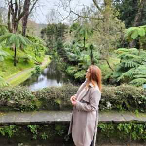 Sofia Cerveira Instagram - Viajar até São Miguel é mergulhar na natureza, onde o ar é puro e a brisa suave sussurra segredos da terra. E há sempre tanto para descobrir! Em cada curva do caminho, os pássaros cantam e as cores dançam sob a luz suave do sol. Parece que estamos num poema o tempo todo... porque é tudo uma beleza🌿🌿🌿 

Conseguimos viver a paz em cada respiração, a cada instante! E o melhor? Em família! Aqui, o tempo pára mesmo e conseguimos desfrutar de cada segundo ao máximo🙏

Desta vez, os meus lugares preferidos: Lagoa do Canário, Salto do Carneiro, Lagoa das Furnas, Parque Terra Nostra, Lagoa do Fogo, Pico das Camarinhas e Termas da Ferraria e todos os miradouros😍 A Lagoa das 7 Cidades é aquele clássico que nunca falha🏞

Muito obrigada @grandhotelacoresatlantico
por nos terem recebido tão bem e feito sentir em casa. Nos pequenos detalhes, nos sorrisos de toda a equipa, no serviço de excelência. Já cheios de saudades de todos❤️

Até (muito) breve!
