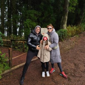 Sofia Cerveira Instagram - Viajar até São Miguel é mergulhar na natureza, onde o ar é puro e a brisa suave sussurra segredos da terra. E há sempre tanto para descobrir! Em cada curva do caminho, os pássaros cantam e as cores dançam sob a luz suave do sol. Parece que estamos num poema o tempo todo... porque é tudo uma beleza🌿🌿🌿 

Conseguimos viver a paz em cada respiração, a cada instante! E o melhor? Em família! Aqui, o tempo pára mesmo e conseguimos desfrutar de cada segundo ao máximo🙏

Desta vez, os meus lugares preferidos: Lagoa do Canário, Salto do Carneiro, Lagoa das Furnas, Parque Terra Nostra, Lagoa do Fogo, Pico das Camarinhas e Termas da Ferraria e todos os miradouros😍 A Lagoa das 7 Cidades é aquele clássico que nunca falha🏞

Muito obrigada @grandhotelacoresatlantico
por nos terem recebido tão bem e feito sentir em casa. Nos pequenos detalhes, nos sorrisos de toda a equipa, no serviço de excelência. Já cheios de saudades de todos❤️

Até (muito) breve!