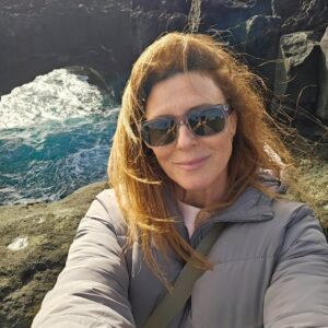 Sofia Cerveira Instagram - Viajar até São Miguel é mergulhar na natureza, onde o ar é puro e a brisa suave sussurra segredos da terra. E há sempre tanto para descobrir! Em cada curva do caminho, os pássaros cantam e as cores dançam sob a luz suave do sol. Parece que estamos num poema o tempo todo... porque é tudo uma beleza🌿🌿🌿 

Conseguimos viver a paz em cada respiração, a cada instante! E o melhor? Em família! Aqui, o tempo pára mesmo e conseguimos desfrutar de cada segundo ao máximo🙏

Desta vez, os meus lugares preferidos: Lagoa do Canário, Salto do Carneiro, Lagoa das Furnas, Parque Terra Nostra, Lagoa do Fogo, Pico das Camarinhas e Termas da Ferraria e todos os miradouros😍 A Lagoa das 7 Cidades é aquele clássico que nunca falha🏞

Muito obrigada @grandhotelacoresatlantico
por nos terem recebido tão bem e feito sentir em casa. Nos pequenos detalhes, nos sorrisos de toda a equipa, no serviço de excelência. Já cheios de saudades de todos❤️

Até (muito) breve!