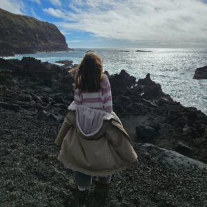 Sofia Cerveira Instagram - Viajar até São Miguel é mergulhar na natureza, onde o ar é puro e a brisa suave sussurra segredos da terra. E há sempre tanto para descobrir! Em cada curva do caminho, os pássaros cantam e as cores dançam sob a luz suave do sol. Parece que estamos num poema o tempo todo... porque é tudo uma beleza🌿🌿🌿 

Conseguimos viver a paz em cada respiração, a cada instante! E o melhor? Em família! Aqui, o tempo pára mesmo e conseguimos desfrutar de cada segundo ao máximo🙏

Desta vez, os meus lugares preferidos: Lagoa do Canário, Salto do Carneiro, Lagoa das Furnas, Parque Terra Nostra, Lagoa do Fogo, Pico das Camarinhas e Termas da Ferraria e todos os miradouros😍 A Lagoa das 7 Cidades é aquele clássico que nunca falha🏞

Muito obrigada @grandhotelacoresatlantico
por nos terem recebido tão bem e feito sentir em casa. Nos pequenos detalhes, nos sorrisos de toda a equipa, no serviço de excelência. Já cheios de saudades de todos❤️

Até (muito) breve!