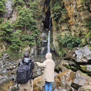 Sofia Cerveira Instagram - Viajar até São Miguel é mergulhar na natureza, onde o ar é puro e a brisa suave sussurra segredos da terra. E há sempre tanto para descobrir! Em cada curva do caminho, os pássaros cantam e as cores dançam sob a luz suave do sol. Parece que estamos num poema o tempo todo... porque é tudo uma beleza🌿🌿🌿 

Conseguimos viver a paz em cada respiração, a cada instante! E o melhor? Em família! Aqui, o tempo pára mesmo e conseguimos desfrutar de cada segundo ao máximo🙏

Desta vez, os meus lugares preferidos: Lagoa do Canário, Salto do Carneiro, Lagoa das Furnas, Parque Terra Nostra, Lagoa do Fogo, Pico das Camarinhas e Termas da Ferraria e todos os miradouros😍 A Lagoa das 7 Cidades é aquele clássico que nunca falha🏞

Muito obrigada @grandhotelacoresatlantico
por nos terem recebido tão bem e feito sentir em casa. Nos pequenos detalhes, nos sorrisos de toda a equipa, no serviço de excelência. Já cheios de saudades de todos❤️

Até (muito) breve!