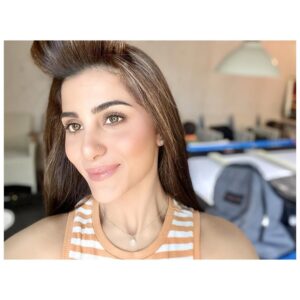 Sohai Ali Abro Instagram - Let your soul glow! ✨

Magic by my favourite, my number 1 @waqar_makeup 🌟🤍