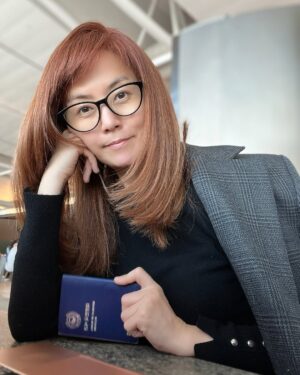 Sohn Mi-na Instagram - 이번에도 어김없이 “어쩌다 보니 다시 공항” 인증샷

스페인에서 어찌나 바빴는지 어느 날 눈 떠보니 서울이었는데 도착하자마자 빈틈없이 몰아친 스케줄은 어제 밤 늦게까지 이어졌고 정신을 차려보니 또 여권을 손에 든 채로 공항. 

세계를 무대로 살고 싶어 스페인어를 배우긴 했지만, 이렇게 본격적으로 한. 스페인 반반 살이를 하며 비지니스를 하게 될 줄이야. 

대학 입학 때 “남들이 안 하는 선택을 해서 20년 후 더 많은 기회를 누리며 즐겁게 살라”는 아버지의 혜안 가득한 조언 덕에 스페인어를 전공한 저는, 그 선택 덕분에 두려움을 딛고 남과 다른 길을 택해 걸었을 때 마주하게 되는 어려움도 잘 알고, 그걸 꿋꿋하게 견뎌 내었을 때 맛보게 되는 기쁨 또한 아주 잘 알고 있습니다. 

언어와 음식이라는 문화적 키워드를 미디어적 방식으로 스토리텔링하고, 아나운서 작가 여행가로 살며 터득한 설득과 PR의 기술로 한국과 스페인을 연결하는 지금의 일이 체질에 딱인데요. 굽이굽이 고난의 순간이 끊이지 않지만, 조금씩 퍼즐의 조각이 맞춰져 나가는 것을 보는 즐거움과 보람이 너무나 크고, 그 과정 속에서 나이를 꽤 많이 먹었음에도 여전히 성장하고 배울 수 있다는 건 짜릿할 정도로 신나는 일입니다. 

바쁜 만큼 보람 찼던 한국에서의 시간. 박람회 현장에서 올라미나 응원해주신 분들과 클럽 올라미나 멤버들, 007 작전을 방불케 하며 장소 불문 얼굴 보러 달려와준 나의 찐친들 감사! 스페인에 가면 이번 방문 중에 어머니께서 전수해주신 개성 보쌈김치를 담그려고요. 한국에 전하는 지중해 라이프와 스페인에 전하는 한식 프로젝트가 서울에서의 3주동안 꽤 단단히 영글었기에 다행스러움과 뿌듯함을 안고 이제 저는 또 다음 퍼즐 조각을 맞추러 갑니다. 

대체 뭘 하길래 맨날 이러나 싶으실텐데… 저라는 아이가 하는 일은 늘 쉽게 설명이 안되는 것이긴 합니다. 세상을 빨빨 거리고 돌아다니며 먼저 알게 된 것들과 한계점 없는 상상력과 가끔 스스로도 놀라는 용기가 버무려져 벌이는 일들이니까요. 궁금하신 분들 위해 꾹꾹 묵힌 이야기 보따리들도 봄날과 함께 슬슬 풀어 볼 수 있길 바라며…..

#한국스페인반반살이 #어쩌다보니또공항