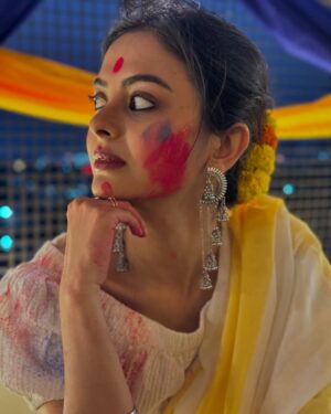 Solanki Roy Instagram - আজ আমাদের নেড়া পোড়া 
কাল আমাদের দোল 🌸
.
.
Much love to @calcuttatimes @ruman_ganguly ❤️
📸 @sayoniroy9 ✌🏼
.
.
#dol #holi #festival #colors #mood