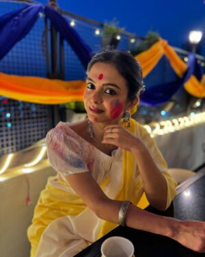 Solanki Roy Instagram - আজ আমাদের নেড়া পোড়া 
কাল আমাদের দোল 🌸
.
.
Much love to @calcuttatimes @ruman_ganguly ❤️
📸 @sayoniroy9 ✌🏼
.
.
#dol #holi #festival #colors #mood