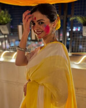 Solanki Roy Instagram - আজ আমাদের নেড়া পোড়া 
কাল আমাদের দোল 🌸
.
.
Much love to @calcuttatimes @ruman_ganguly ❤️
📸 @sayoniroy9 ✌🏼
.
.
#dol #holi #festival #colors #mood