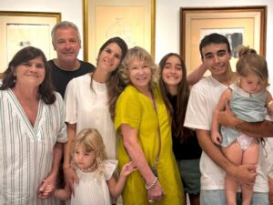 Soledad Silveyra Instagram - Cumpleaños con mi familia, a quienes estoy profundamente agradecida por todo el amor, apoyo y cuidado. El video más lindo es el de la torta con mis nietos pero no me lo dejan subir porque cuidan mucho su vida privada.
Los amo❤️