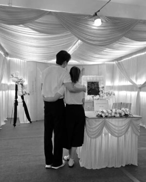 Somaline Ang Instagram - My beautiful and loving mummy, she is a Thai, and when she came to Singapore, she knew nothing—not the language, not the culture. 
A mother’s love for her child, afraid that I would be laughed at by my classmates for speaking Thai, she forced herself to learn Chinese from scratch, just so she could help me fit in.
Every time I came home, she would be in the kitchen, cooking my favourite Thai dishes, making sure I always had a taste of home. Even in her final days, after chemotherapy had drained her, she still cooked for the whole family, worried that we wouldn't get to eat her home-cooked meals anymore. It was as if she was trying to give us one last piece of her, knowing her time was running out. 

Whenever I was away filming, no matter how much she missed me, she never called. She was afraid of disturbing me. That was the kind of mother she was—always putting us first, never herself.
She was still so young. She spent her entire life caring for us, only starting to pursue her own happiness three years ago—gardening, practicing Tai Chi, hiking. But just as she began to live for herself, she was taken away. 

Last year, she saw a Bible verse about freedom and told me she wanted to go to church. The day I brought her there, she believed. A few months later, she asked me to bring her for baptism. I was in awe of what God had done for her. This past year, we have seen His hand at work. She is no longer in pain.
My dad and I were by her side when she left. 
John 3:16—"For God so loved the world that He gave His only Son, so that everyone who believes in Him may not perish but have eternal life."
And I know… He will wipe away every tear from our eyes. Death will be no more.
We will see her again. Soon.
