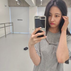 Son Ji-hyun Instagram - 내가..왜. 바에 집착했는지 알겠네..
.
사진을 정리하다가

잊고있었던 내과거들을
돌이켜보았는데

무용전공이였던 시절,
무대가 좋아서 
이길을 오게되었고,
그러다가 
회사에 바가 없어서
직접 사비로 구입해서
발레수업을 했던
..바 집착녀 ..

아이돌 생활하면서

피트니스 연재도
했었고..
발레화보도 찍었었고,
월화수목금
필라테스 개인 레슨 받다가
차라리 자격증따자
하고 공부시작하다보니
끝없이 공부를 하게되었고,

그냥 움직이는걸 너무 좋아하나보다
했는데

이게 나의 정체성이구나^^;;;.......

나이가 들수록 그래도 좋은점은
나에 대해 더 잘알게 된다는것!💌